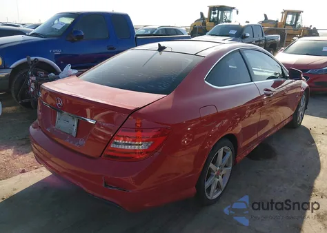 2012 Mercedes-Benz C 250 z USA, uszkodzony, nr VIN WDDGJ4HB0CF880097